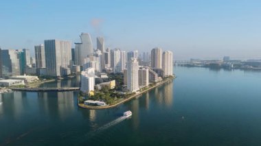 Gündoğumu Miami Güney Kanalı ve şehir merkezi silueti üzerinde. Sakin suyun ve canlı mimarinin hava görüntüleri. Yüksek kalite 4k görüntü