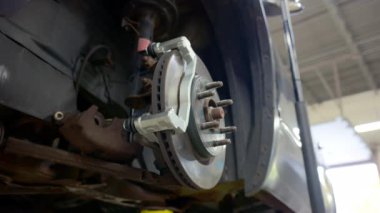 Arabanın tekerlek merkezi, tamirhanede çeşitli cihazlar. Yüksek kalite 4k görüntü