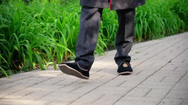 Adam geleneksel Hint kumaşı ve ayakkabı giymiş, düğün unsurları. Kapatın. Yüksek kalite 4k görüntü