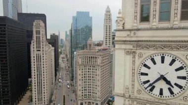 Chicago şehir merkezindeki hava manzarası, gökdelenleri ve nehri yakalıyor. Şikago İl. ABD 22 Mayıs 2025. Yüksek kalite 4k görüntü