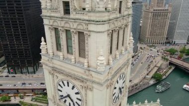 Şehir merkezindeki Chicago şehrinin insansız hava aracı görüntüsü gökdelenleri ve nehri yakalıyor. Şikago İl. ABD 22 Mayıs 2025. Yüksek kalite 4k görüntü