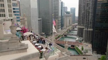 Chicago şehir merkezindeki hava manzarası, gökdelenleri ve nehri yakalıyor. Şikago İl. ABD 22 Mayıs 2025. Yüksek kalite 4k görüntü