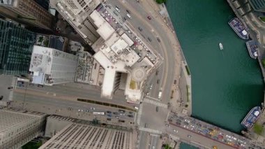 İnsansız hava aracı Chicago şehir merkezini görüyor, gökdelenleri ve nehri yakalıyor. - Evet. Yüksek kalite 4k görüntü
