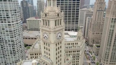 Şehir merkezindeki Element Chicago, gökdelenleri ve nehri yakalıyor. Hava görüntüsü. Şikago İl. ABD 22 Mayıs 2025. Yüksek kalite 4k görüntü