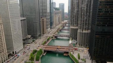 Chicago şehir merkezinin hava manzarası, gökdelenleri ve nehri yakalıyor. Şikago İl. ABD 22 Mayıs 2025. Yüksek kalite 4k görüntü