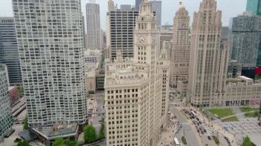 Şehir merkezindeki Element Chicago, gökdelenleri ve nehri yakalıyor. Hava görüntüsü. Şikago İl. ABD 22 Mayıs 2025. Yüksek kalite 4k görüntü