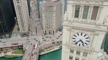 Chicago şehir merkezinin insansız hava aracı görüntüsü, gökdelenleri ve nehri yakalıyor. Şikago İl. ABD 22 Mayıs 2025. Yüksek kalite 4k görüntü