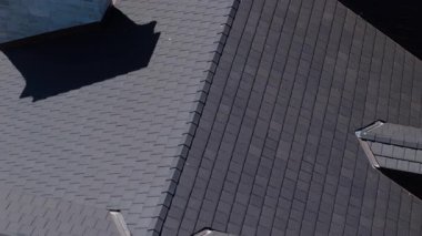 Yerleşim yerindeki yeni çatı kurulumunun yukarıdan aşağı havadan görüntüsü. Yüksek kalite 4k görüntü