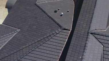 Banliyö mahallesindeki bir konutun yeni çatı kurulumunun yukarıdan aşağı görüntüsü. Yüksek kalite 4k görüntü