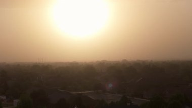 Banliyö bölgesindeki Toz Fırtınası 'nın hava görüntüsü. Yüksek kalite 4k görüntü