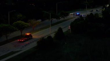 Gece Yolu Çarpışması 'nda Polis ve Çekici Aracı' nın İHA görüntüleri. Yüksek kalite 4k görüntü