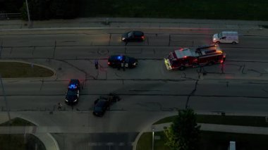 Gece vakti Polis Arabaları ve Çekici Operasyonu 'yla yapılan İHA Trafik Kazasının Görüntüsü. Yüksek kalite 4k görüntü