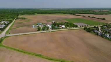 Countryside Fields 'ın geniş açılı görüntüsü ve banliyödeki çiftliğin. Yüksek kalite 4k görüntü