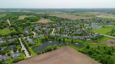 Countryside Fields 'ın geniş açılı görüntüsü ve banliyö yakınlarındaki çiftlik. Yüksek kalite 4k görüntü