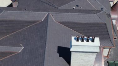 Yeni bir çatı kurulumunun havadan çekilmiş görüntüsü. Yüksek kalite 4k görüntü