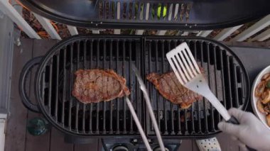 Çiğ pirzola biftekler, açık hava yemeklerinde fırında barbekü. Yukarıdan aşağıya doğru. Yüksek kalite 4k görüntü