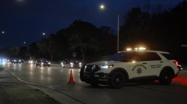 Işıklı polis arabası yolu kapattı. Gece vakti araba kazasında. Yüksek kalite 4k görüntü