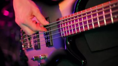 Rock Band bir sahnede konserde çalacak. Bir Müzisyen tarafından çalınan Gitarın Yakın Çekimi. - Evet. Yüksek kalite 4k görüntü