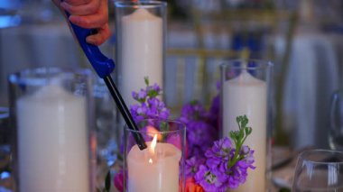 Kutlama partisinde servis masasının gözlüklü, tabaklı ve mumlu yakın çekim görüntüleri. Düğün koordinatörünün kadın eli ya da masadaki parti mumları. Yüksek kalite 4k görüntü