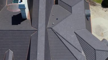 Yeni bir çatı kurulumunun havadan çekilmiş görüntüleri. Çekimin üstünde. Yüksek kalite 4k görüntü