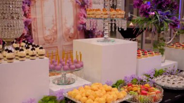 Candy Bar 'da kutlama partisi. Renkli makarnalar ve tatlılar sergileniyor. Yüksek kalite 4k görüntü