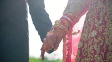 Geleneksel kınalı gelin eli. Kırmızı renk geleneksel Hint kıyafetleridir, Hint düğününün unsurları. - Evet. Yüksek kalite 4k görüntü