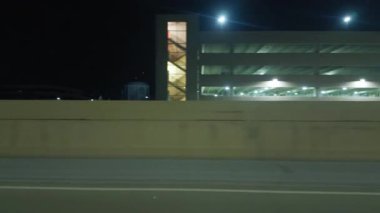 Gece boyunca otobanda araba sürerken vurulmuş. Yolcu tarafından ateş edilmiş. Naperville lL 'de. 20 Haziran 2025. Yüksek kalite 4k görüntü