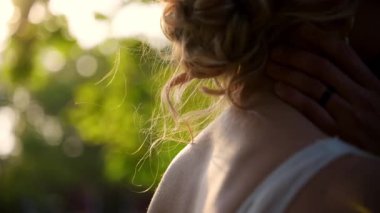 Geri gelin ve saç stili, arka planda yeşil ağaçlar. Kapatın. Yüksek kalite 4k görüntü