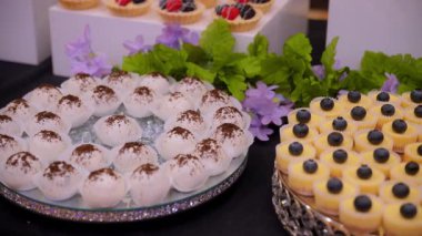 Çikolata kaplı çilek ve tatlı. Kutlama partisinde çikolata. Kamerayı çek. Yüksek kalite 4k görüntü