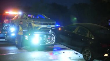 Polis Arabaları ve Çekici Operasyonu 'nun olduğu gece trafik kazası. Çekici, hasarlı arabaya kanca takıyor. Naperville lL 'de. 25 Mayıs 2025. Yüksek kalite 4k görüntü