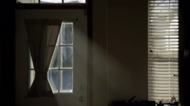 Güneş Işığı Işıkları ve Işınlar ile Havadaki Parçacıklar perdeli kapı penceresinden geçerek Evde Lens Fişeklerine neden oluyor. Yüksek kalite 4k görüntü