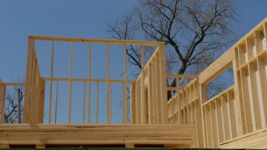 Yeni Ev Ahşap Kirişleri 'nin Tahta Elementi. Kamerayı çek. Yüksek kalite 4k görüntü