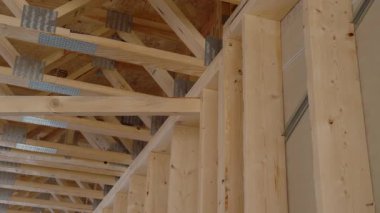 Yeni Ev Ahşap Kirişleri İnşaatı. İnşaat odası elemanı. Yüksek kalite 4k görüntü