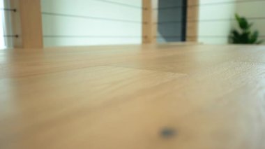 Beyaz iç mekan elementi, tamirden sonra ahşap zemin, kamerayı hareket ettir. Yüksek kalite 4k görüntü
