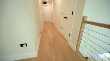 Beyaz iç mekan elementi, onarımdan sonra ahşap zemin, geniş görüş. Yüksek kalite 4k görüntü