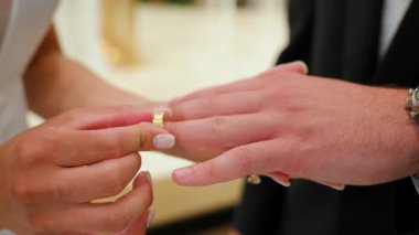 Gelin nikah töreninde nikah yüzüğünü damadın parmağına takar. - Evet. Yüksek kalite 4k görüntü