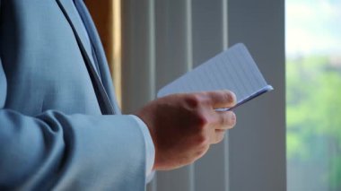 Damat 'ın düğün gününde gelin yeminini okuyun. Yakından çekilen erkek eli kitabı tutuyor. Yüksek kalite 4k görüntü