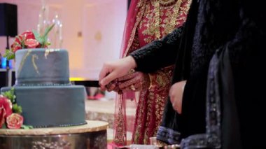 Düğün organizasyonunda düğün çifti pastayı kesti. Görüntüleri kapat. Yüksek kalite 4k görüntü