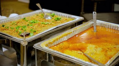 Konuklar yemek büfesinin tadını çıkarıyorlar. Etkinliklerde çeşitli yemeklerle birlikte. Manzaranın üstünde. Yüksek kalite 4k görüntü