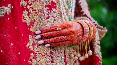 Kırmızı renk geleneksel Hint giysileridir, el kamerası görüntüsünü hareket ettir. Yüksek kalite 4k görüntü