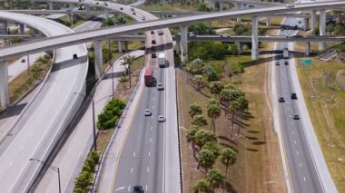Miami yakınlarındaki otoyol kavşağında hızlı giden araçlar FL 'de bulutlu bir havada ABD ulaşım altyapısını gösteriyor. Manzarayı kapat. Yüksek kalite 4k görüntü