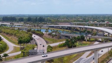 Miami yakınlarındaki otoyol kavşağında hızlı hareket eden araçlar FL 'de bulutlu bir havada ABD ulaşım altyapısını gösteriyor. Manzarayı kapat. Yüksek kalite 4k görüntü