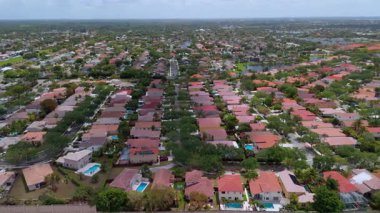 Miami 'deki banliyö insansız hava aracı manzarası. Florida banliyölerinin elementleri. Gayrimenkul dronu atışı. Yüksek kalite 4k görüntü