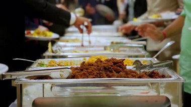 Konukların açık büfe yemeklerinin keyfini çıkarırken yakın plan çekimleri. Etkinlikte mekandaki çeşitli yiyeceklerle birlikte. Manzaranın üstünde. Yüksek kalite 4k görüntü