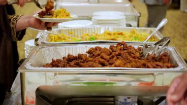 Konukların yemek büfesinin keyfini çıkarırken yakın plan çekimleri. Etkinlikte çeşitli yiyeceklerle birlikte. Manzaranın üstünde. Yüksek kalite 4k görüntü