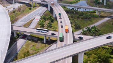 Miami 'deki otoyol kavşağında hızlı giden araçlar FL' de bulutlu bir gökyüzü altında ABD ulaşım altyapısını gösteriyor. Manzarayı kapat. Yüksek kalite 4k görüntü