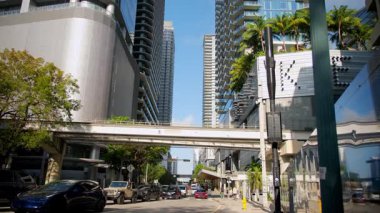 ABD şehir merkezindeki Miami trafik caddelerinin stabil görüntüsü. Miami, ABD. 20 Mart 2025. Yüksek kalite 4k görüntü