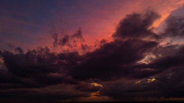 Gün batımında mor kırmızı altın bulutlu renkli dramatik gökyüzü mavi gökyüzü. Yüksek kalite fotoğraf
