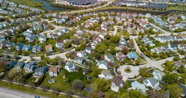 Planlı varoşlar, banliyö evleri, ağaç sıralı yerleşim yerleri. Yüksek kalite fotoğraf