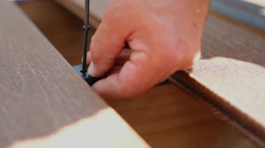 Güverte zemininde inşaatın altında, kamerayı hareket ettir, manzarayı kapat. Yüksek kalite 4k görüntü